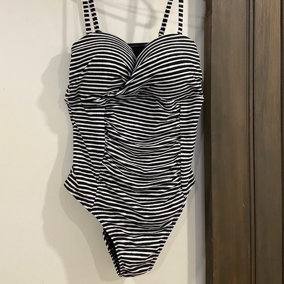XL one piece swim suit - Picture 2 of 2